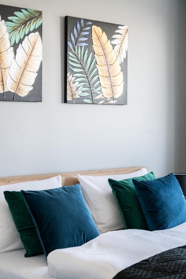 Stylish Apartment Near Wroclavia For 4 Guests By Noclegi Renters Wroclaw Bagian luar foto