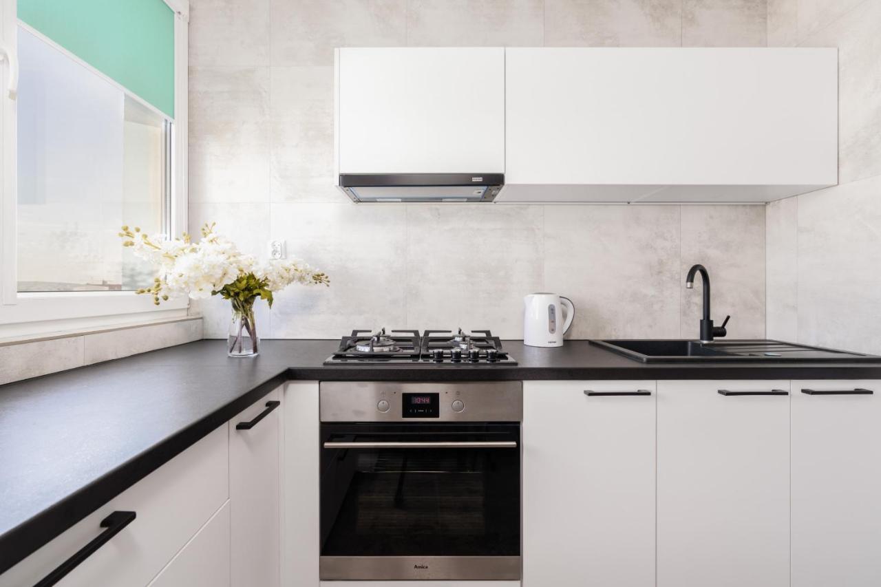Stylish Apartment Near Wroclavia For 4 Guests By Noclegi Renters Wroclaw Bagian luar foto