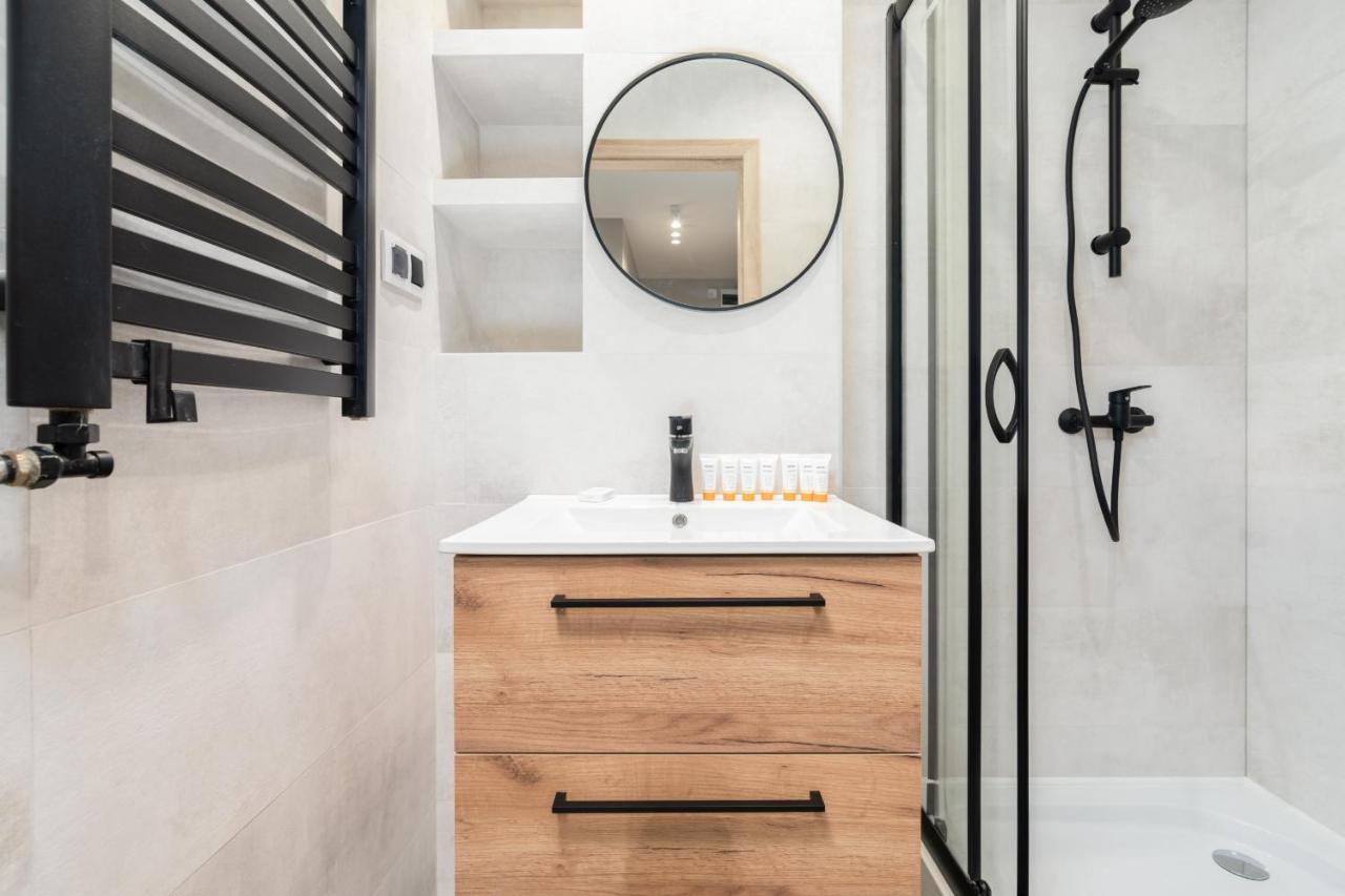 Stylish Apartment Near Wroclavia For 4 Guests By Noclegi Renters Wroclaw Bagian luar foto