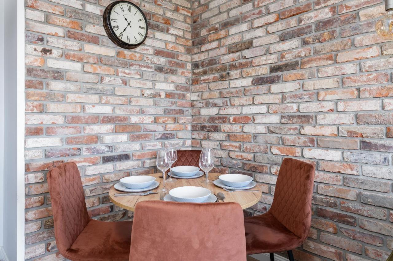 Stylish Apartment Near Wroclavia For 4 Guests By Noclegi Renters Wroclaw Bagian luar foto